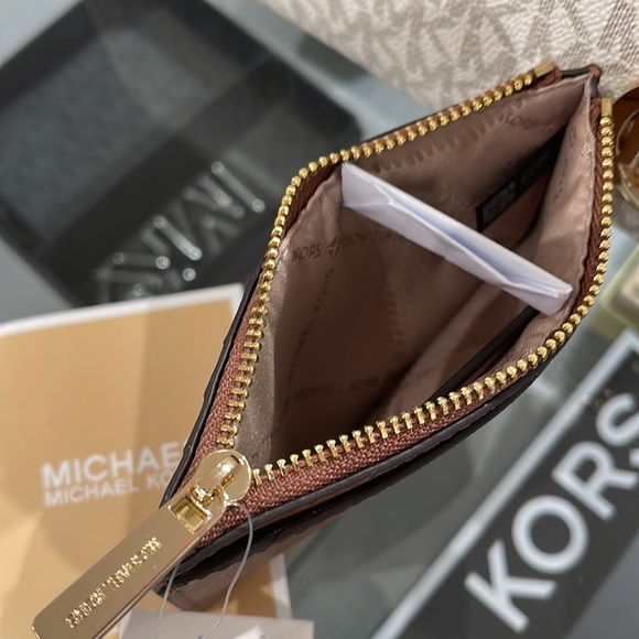 MICHAEL KORS
Jet Set Travel Medium Top Zip Leather Card Case Wallet 
Luggage
NWT - Picture 13 of 16